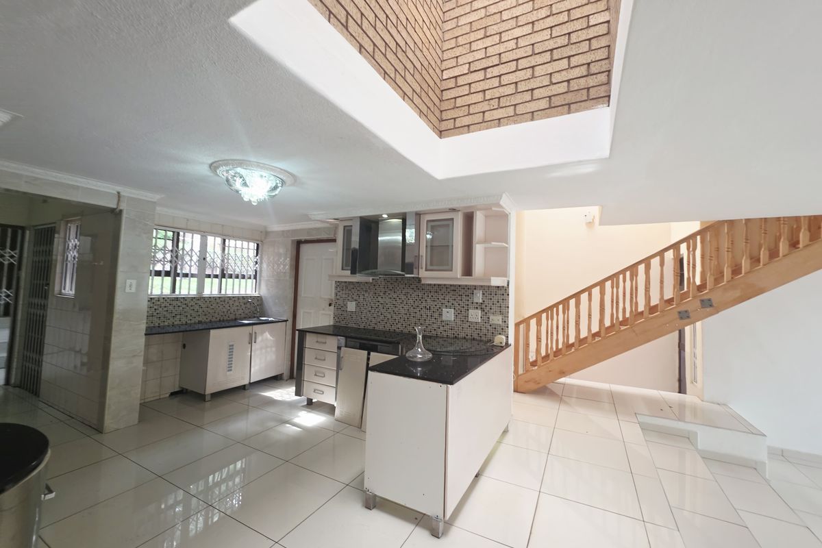 Spacious 5-Bedroom Family Home with Pool & Entertainment Area in Empangeni - Photo 4
