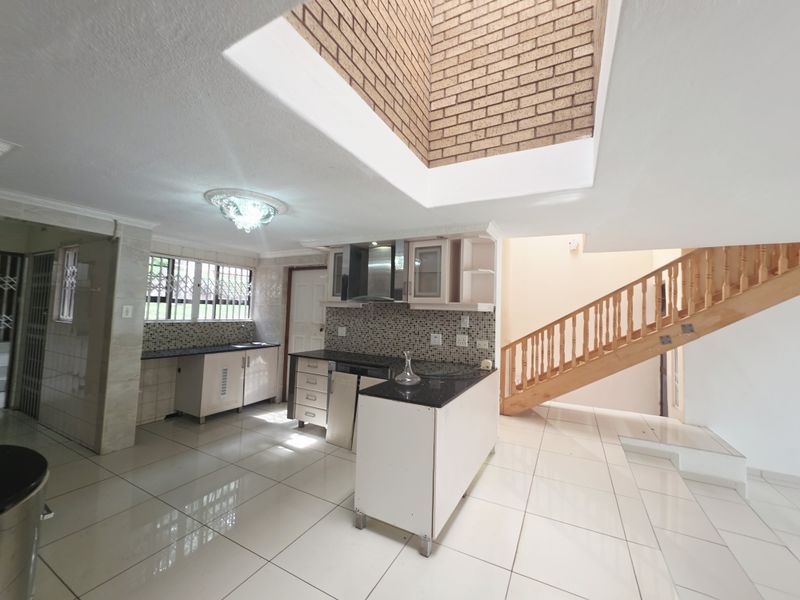 Spacious 5-Bedroom Family Home with Pool & Entertainment Area in Empangeni - Photo 4