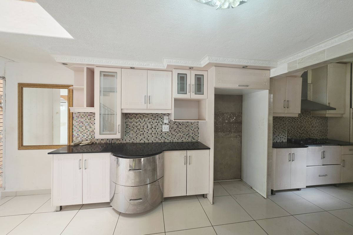 Spacious 5-Bedroom Family Home with Pool & Entertainment Area in Empangeni - Photo 3