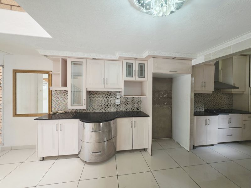 Spacious 5-Bedroom Family Home with Pool & Entertainment Area in Empangeni - Photo 3