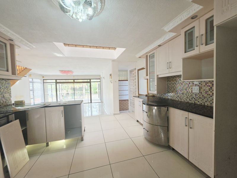 Spacious 5-Bedroom Family Home with Pool & Entertainment Area in Empangeni - Photo 6