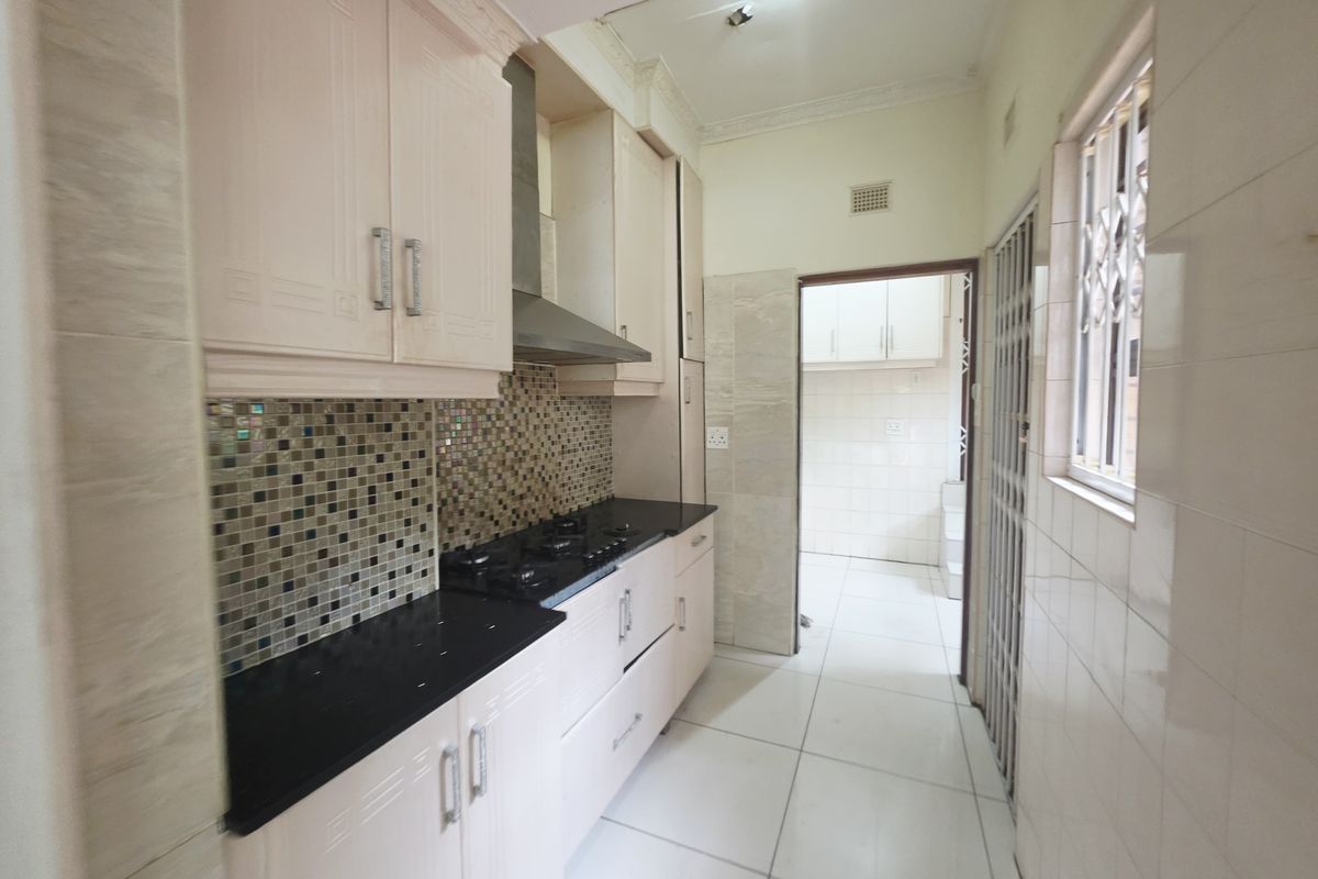 Spacious 5-Bedroom Family Home with Pool & Entertainment Area in Empangeni - Photo 5