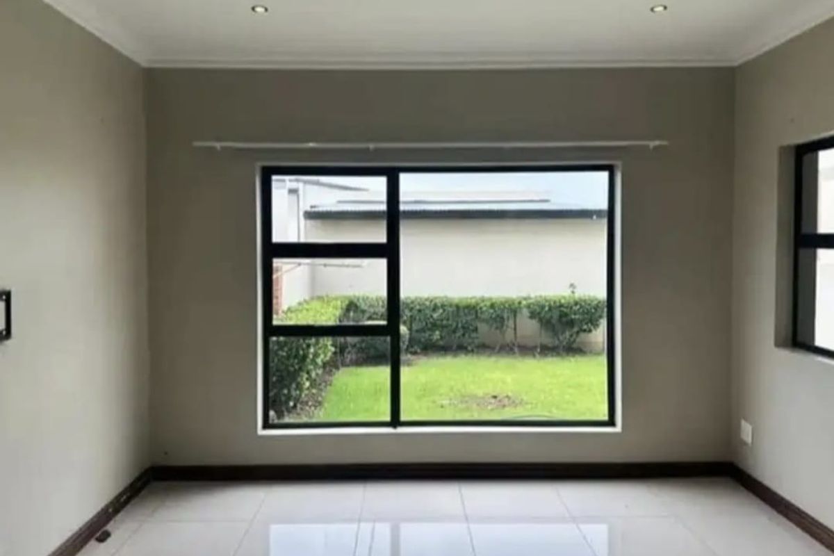 Modern 3 Bedroom Family Home in a Secure Complex - Photo 4