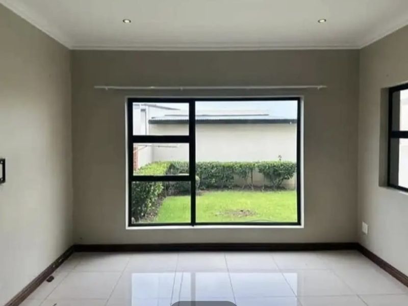 Modern 3-Bedroom Family Home in a Secure Complex – 2 Bathrooms, 2 Garages. - Photo 4