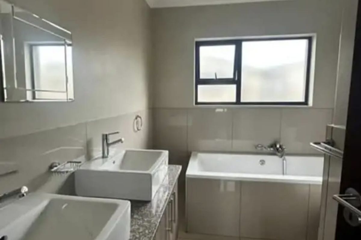 Modern 3 Bedroom Family Home in a Secure Complex - Photo 5