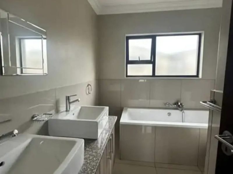 Modern 3-Bedroom Family Home in a Secure Complex – 2 Bathrooms, 2 Garages. - Photo 5