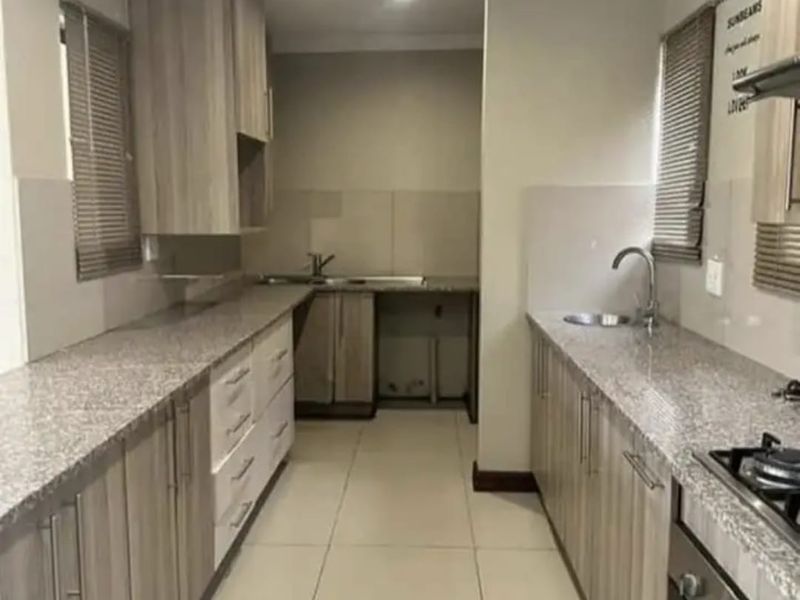 Modern 3-Bedroom Family Home in a Secure Complex – 2 Bathrooms, 2 Garages. - Photo 9