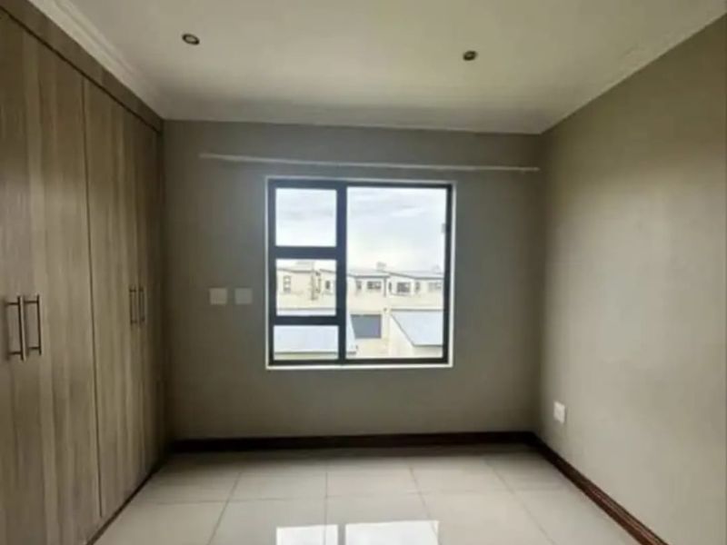 Modern 3-Bedroom Family Home in a Secure Complex – 2 Bathrooms, 2 Garages. - Photo 8