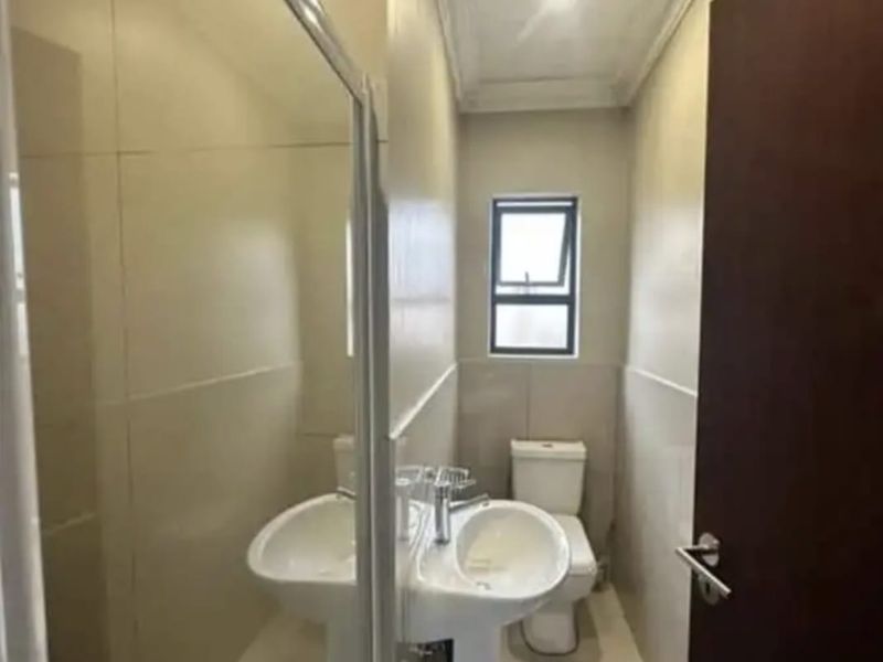 Modern 3-Bedroom Family Home in a Secure Complex – 2 Bathrooms, 2 Garages. - Photo 7