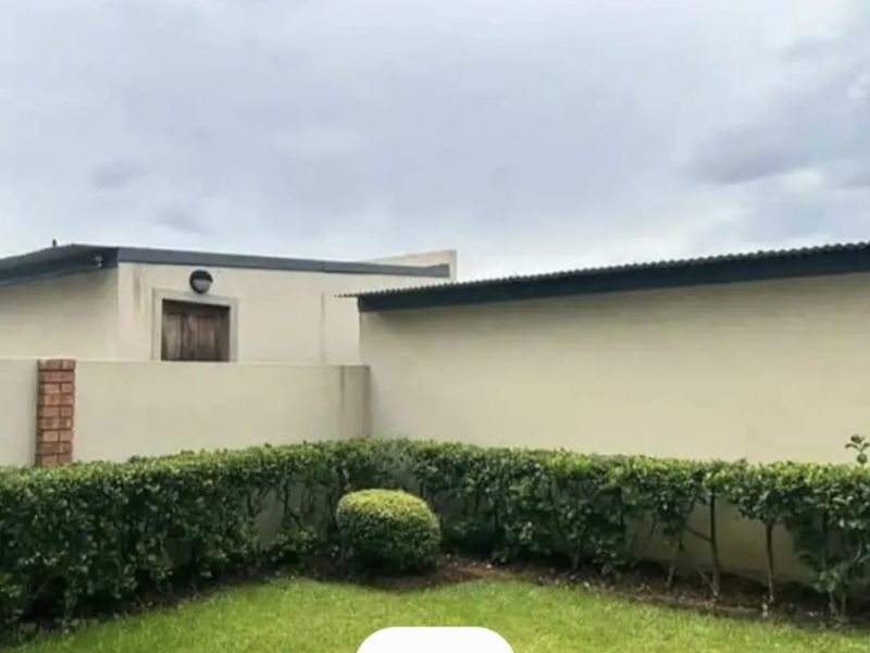 Modern 3-Bedroom Family Home in a Secure Complex – 2 Bathrooms, 2 Garages. - Photo 3