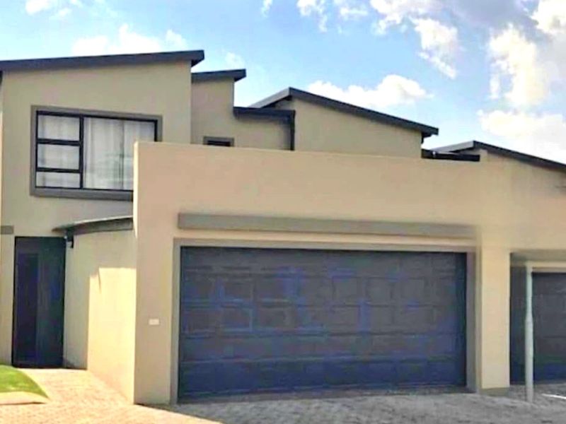 Modern 3-Bedroom Family Home in a Secure Complex – 2 Bathrooms, 2 Garages. - Photo 2