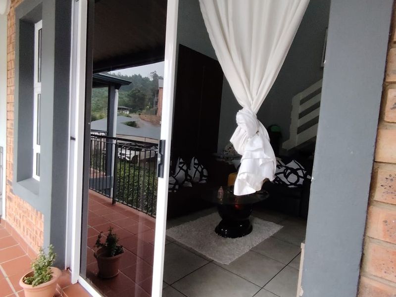 Modern 1 Bedroom Apartment with Loft - Photo 3