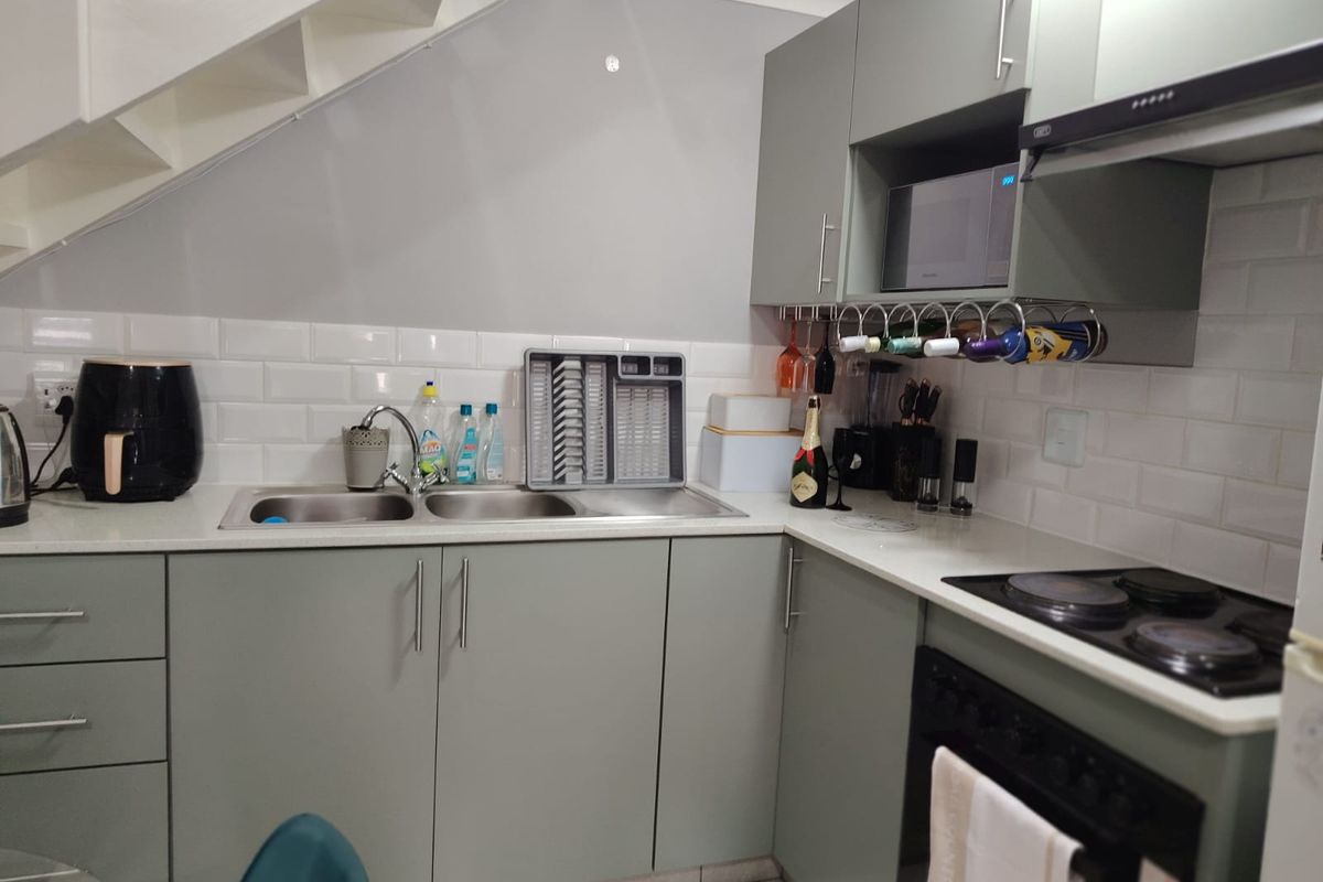 Modern 1 Bedroom Apartment with Loft - Photo 5