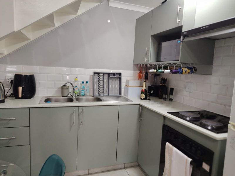 Modern 1 Bedroom Apartment with Loft - Photo 5