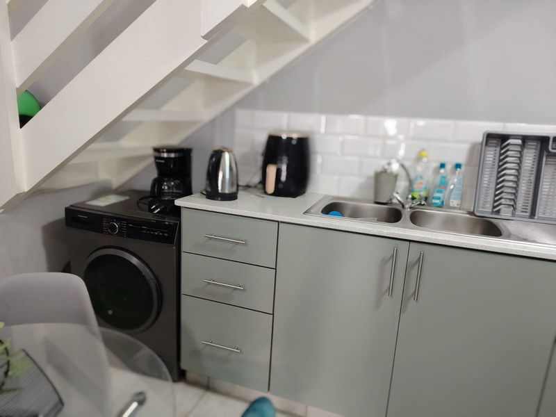 Modern 1 Bedroom Apartment with Loft - Photo 6