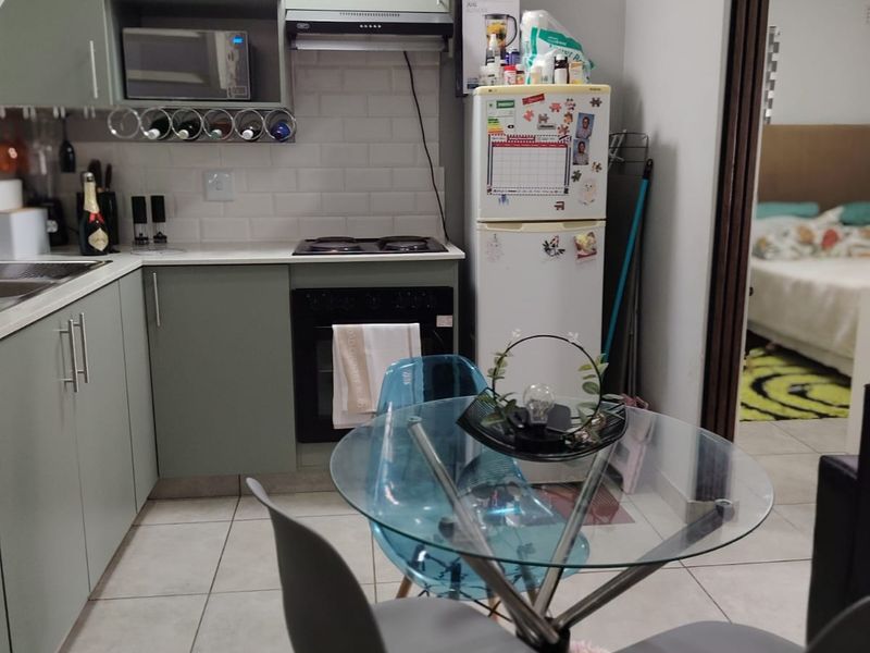 Modern 1 Bedroom Apartment with Loft - Photo 7