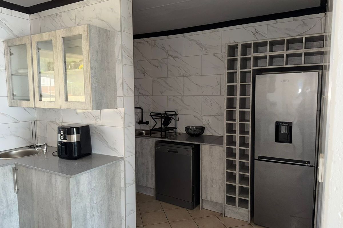 Stunning 3-bedroom townhouse in Safari Gardens, Rustenburg—perfect for modern living and family comf - Photo 3