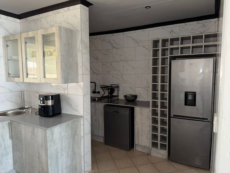 Stunning 3-bedroom townhouse in Safari Gardens, Rustenburg—perfect for modern living and family comf - Photo 3