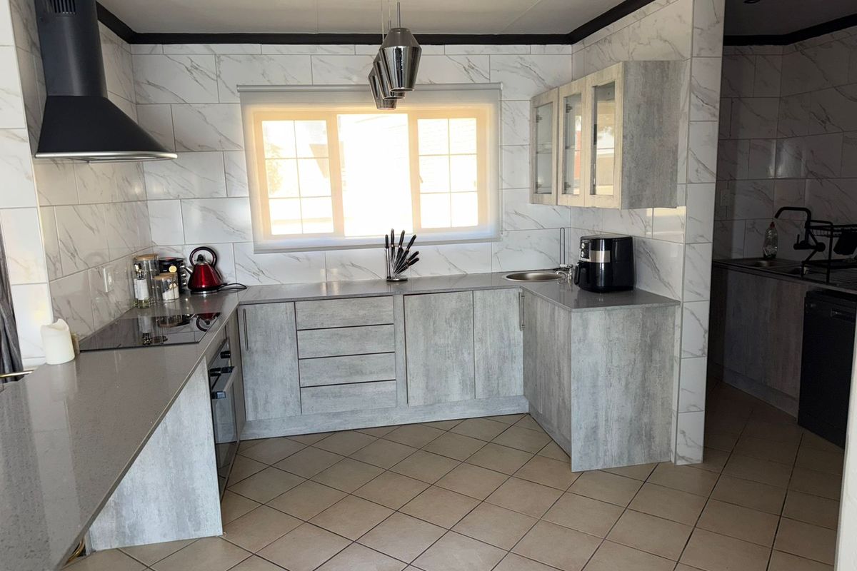 Stunning 3-bedroom townhouse in Safari Gardens, Rustenburg—perfect for modern living and family comf - Photo 2