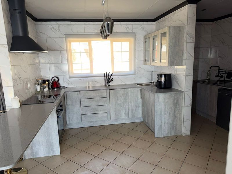 Stunning 3-bedroom townhouse in Safari Gardens, Rustenburg—perfect for modern living and family comf - Photo 2