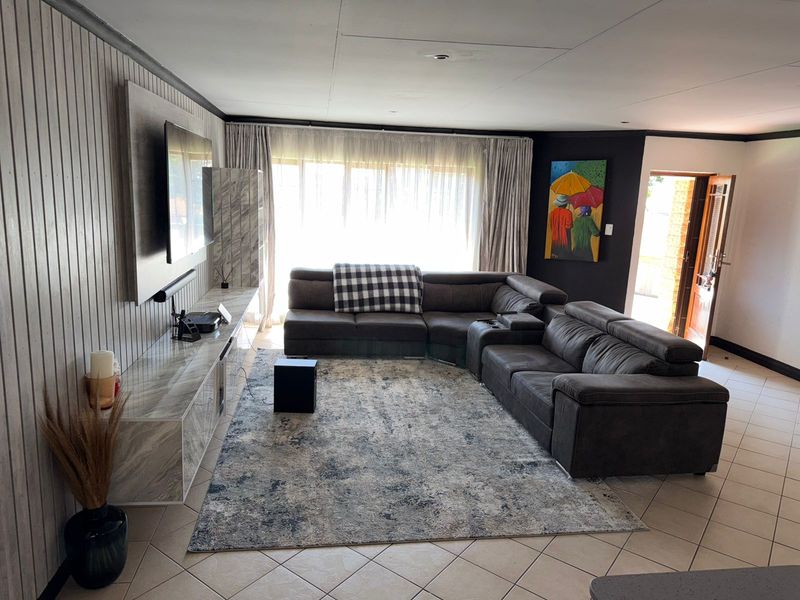 Stunning 3-bedroom townhouse in Safari Gardens, Rustenburg—perfect for modern living and family comf - Photo 7