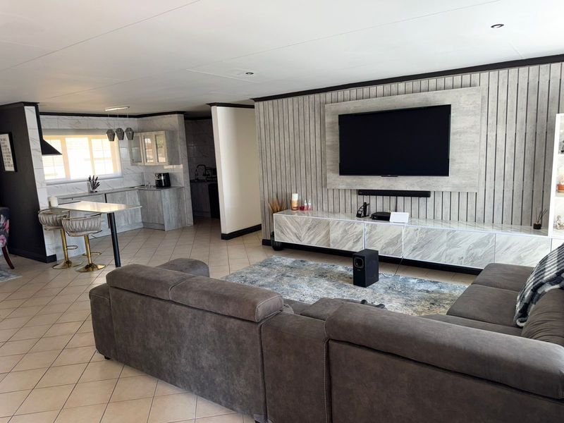 Stunning 3-bedroom townhouse in Safari Gardens, Rustenburg—perfect for modern living and family comf - Photo 6