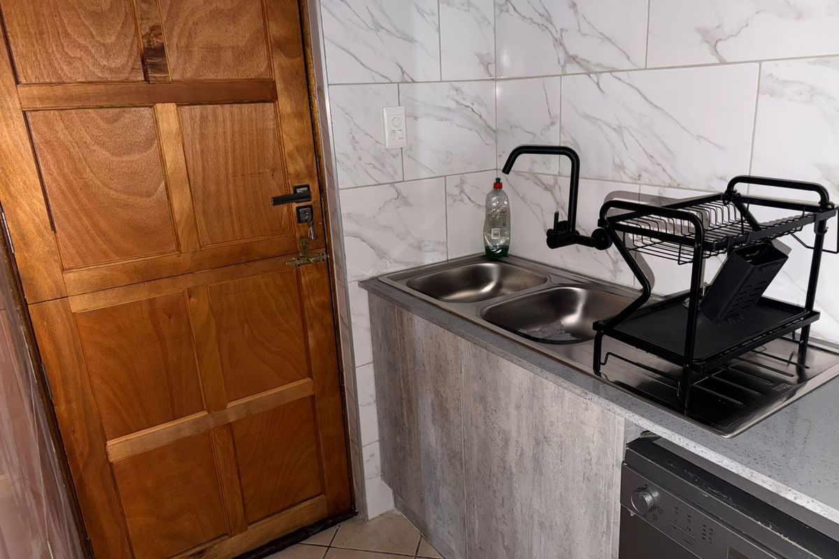 Stunning 3-bedroom townhouse in Safari Gardens, Rustenburg—perfect for modern living and family comf - Photo 4