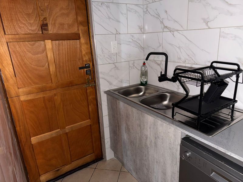 Stunning 3-bedroom townhouse in Safari Gardens, Rustenburg—perfect for modern living and family comf - Photo 4