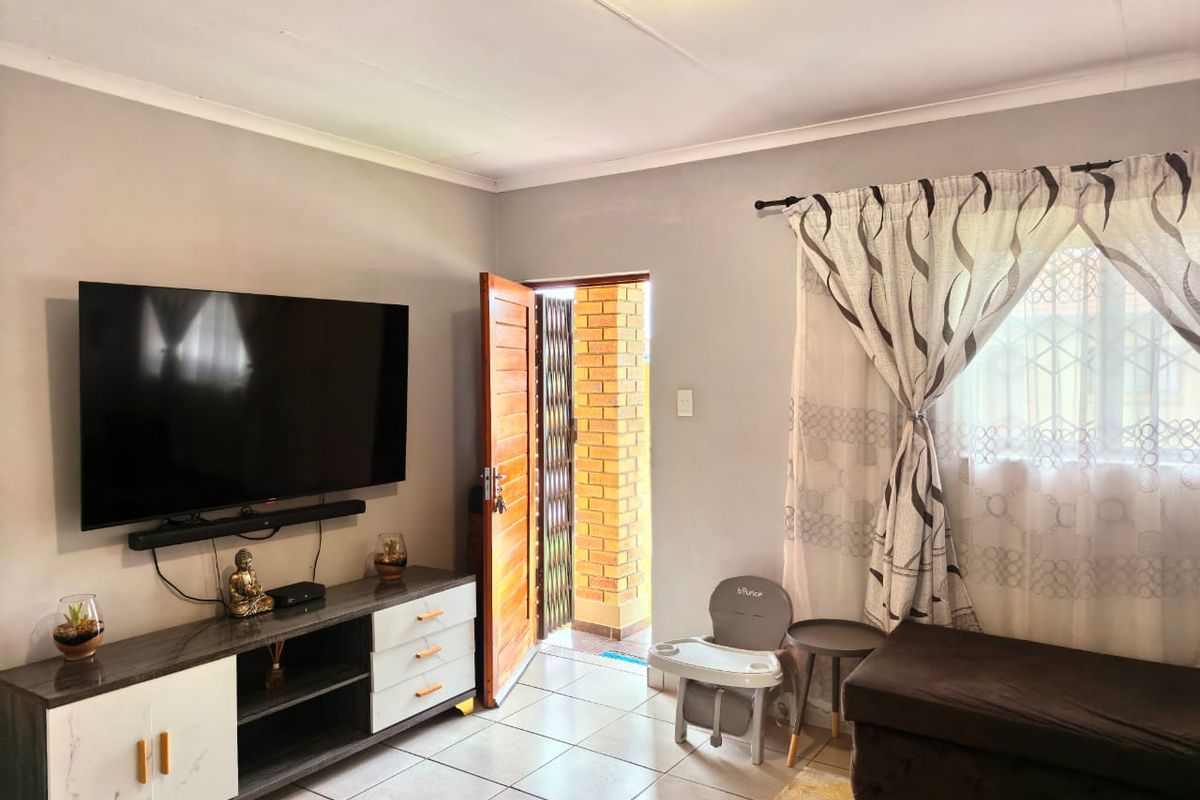 Charming 2-bedroom townhouse in Waterval East, Rustenburg—perfect for cozy living and convenient ac - Photo 5