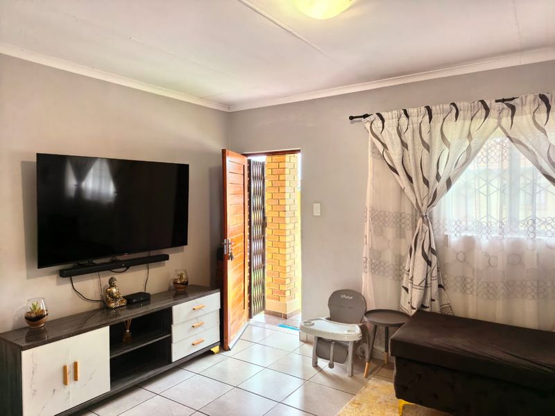 Charming 2-bedroom townhouse in Waterval East, Rustenburg—perfect for cozy living and convenient ac - Photo 5