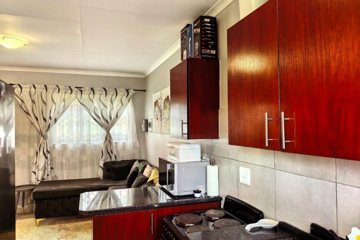 Charming 2-bedroom townhouse in Waterval East, Rustenburg—perfect for cozy living and convenient ac - Photo 2