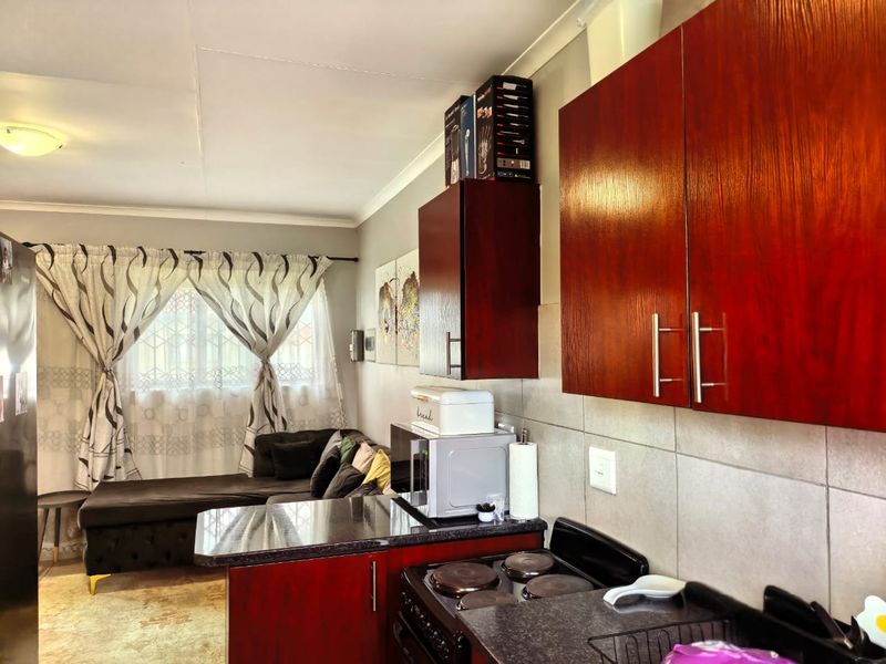 Charming 2-bedroom townhouse in Waterval East, Rustenburg—perfect for cozy living and convenient ac - Photo 2