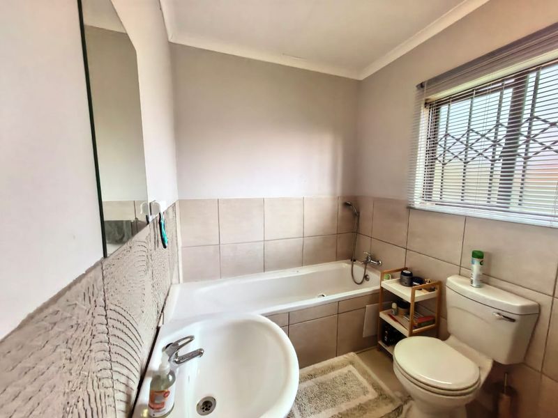 Charming 2-bedroom townhouse in Waterval East, Rustenburg—perfect for cozy living and convenient ac - Photo 9