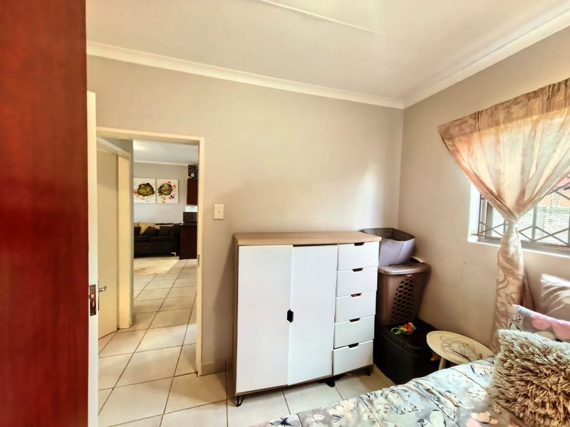 Charming 2-bedroom townhouse in Waterval East, Rustenburg—perfect for cozy living and convenient ac - Photo 8