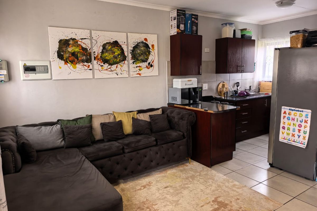 Charming 2-bedroom townhouse in Waterval East, Rustenburg—perfect for cozy living and convenient ac - Photo 3