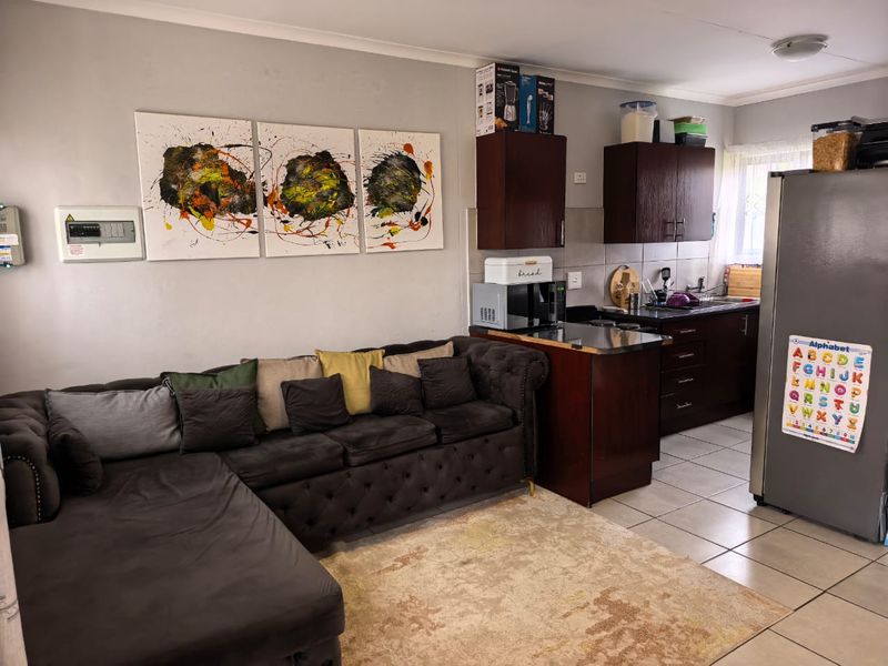 Charming 2-bedroom townhouse in Waterval East, Rustenburg—perfect for cozy living and convenient ac - Photo 3