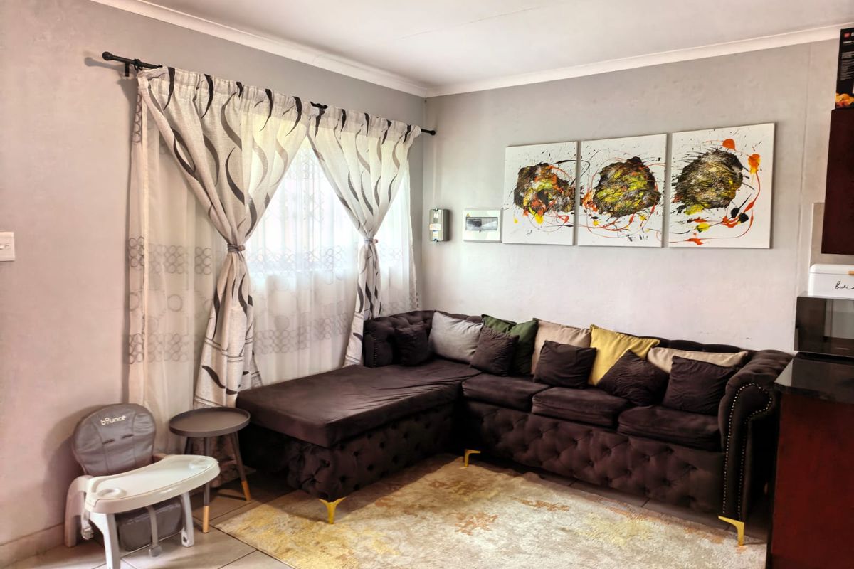 Charming 2-bedroom townhouse in Waterval East, Rustenburg—perfect for cozy living and convenient ac - Photo 4