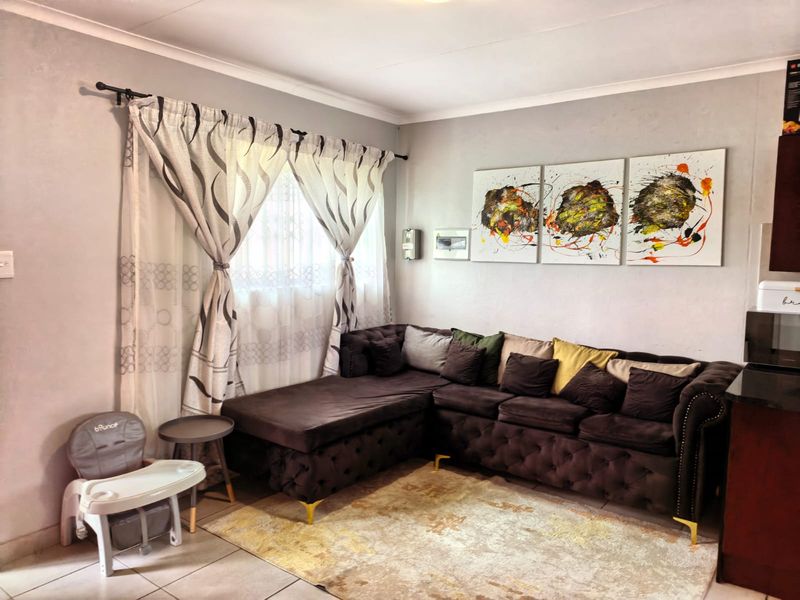 Charming 2-bedroom townhouse in Waterval East, Rustenburg—perfect for cozy living and convenient ac - Photo 4