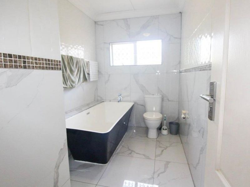 Modern Simplex Double Income Investment in a Quiet Cul-de-Sac - Photo 9