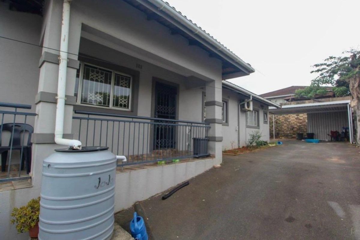 Modern Simplex in a 2 Unit Complex  With  No Levies! - Photo 2