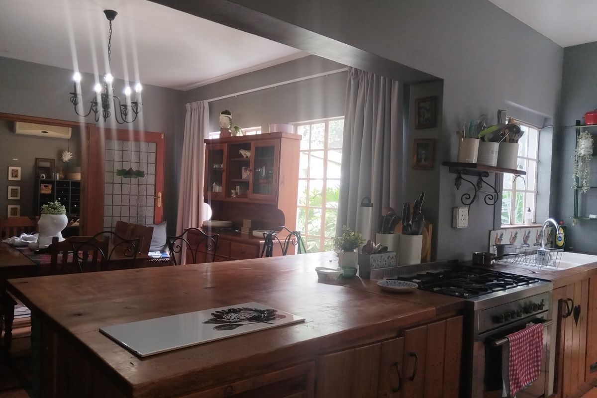 Stunning 4-Bedroom Family Home in the Heart of Vanderbijlpark SE 3 - Photo 5