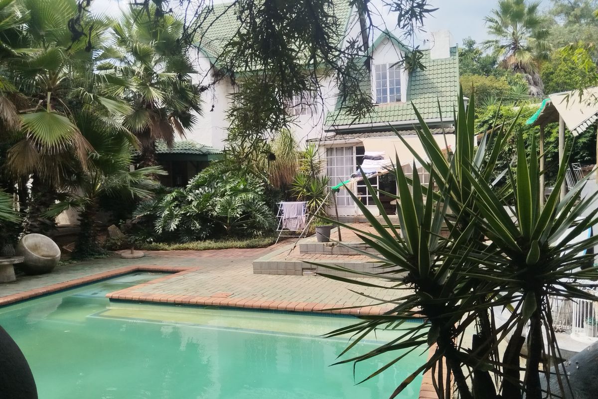 Stunning 4-Bedroom Family Home in the Heart of Vanderbijlpark SE 3 - Photo 3