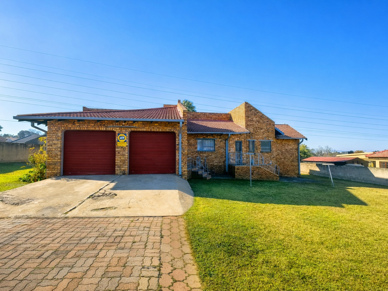 Stylish 3-Bedroom Home with 2 Bathrooms and a Double Garage - Photo 3