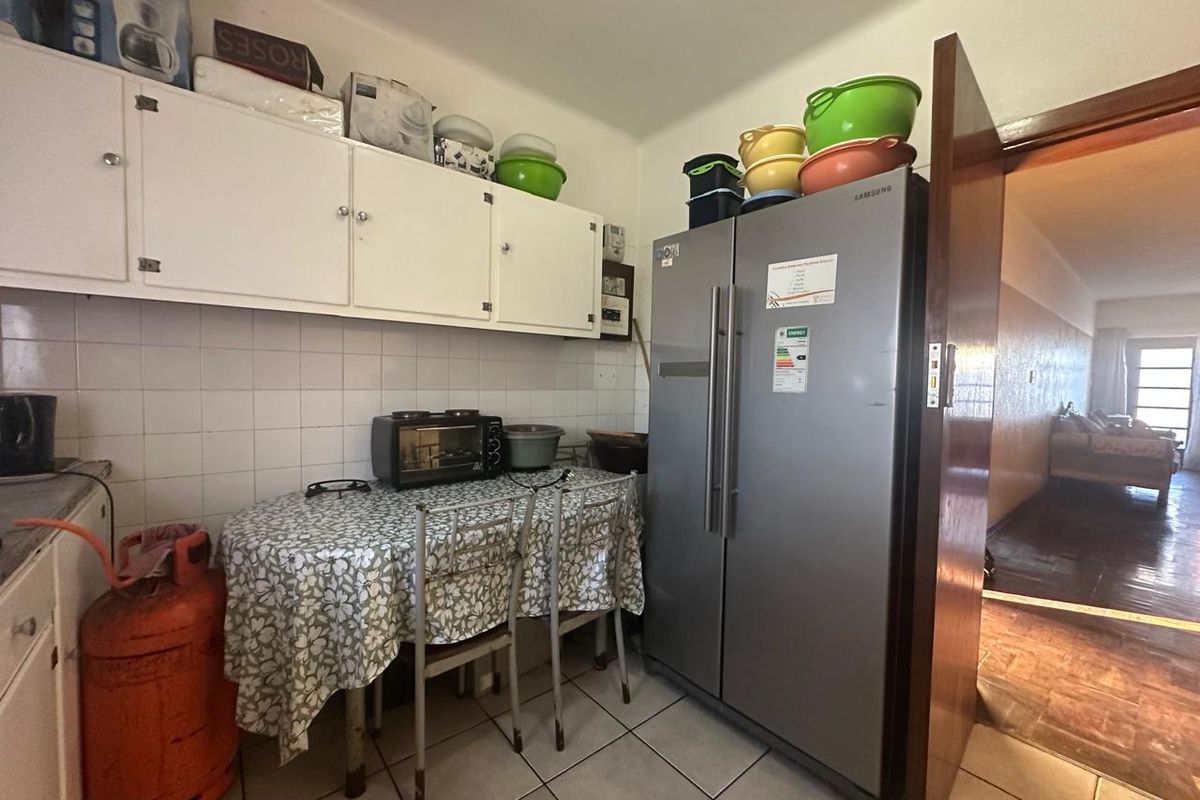Neat & Spacious 3-Bedroom Flat in Southernwood with Garage - Photo 3