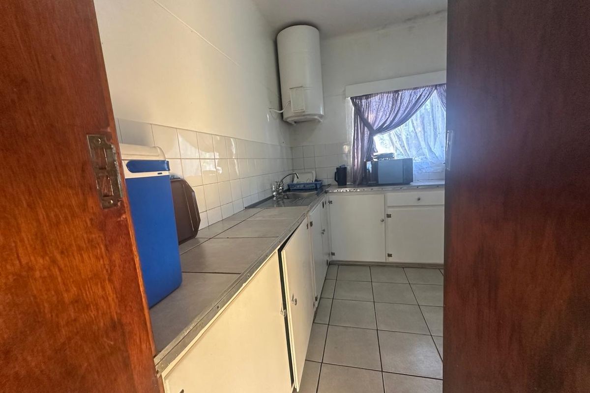 Neat & Spacious 3-Bedroom Flat in Southernwood with Garage - Photo 4