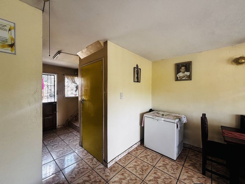 Semi-Detached Family Home. Priced to SELL with NO Transfer Duty! - Photo 5