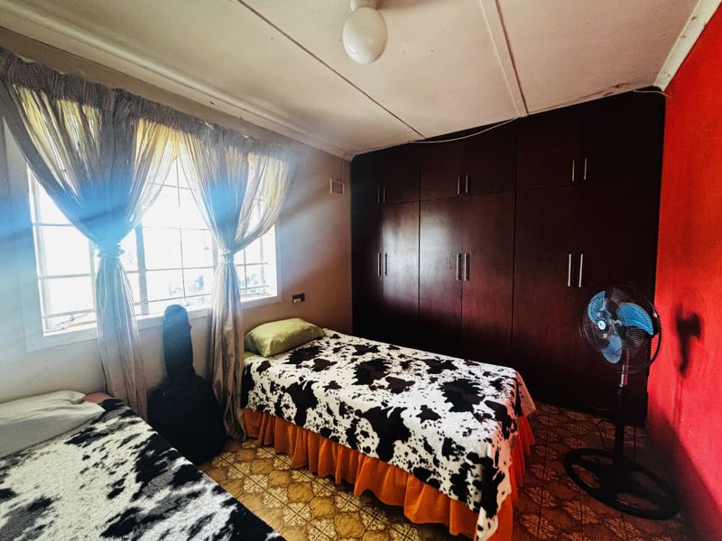 Semi-Detached Family Home. Priced to SELL with NO Transfer Duty! - Photo 9