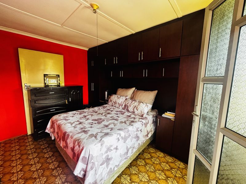 Semi-Detached Family Home. Priced to SELL with NO Transfer Duty! - Photo 7