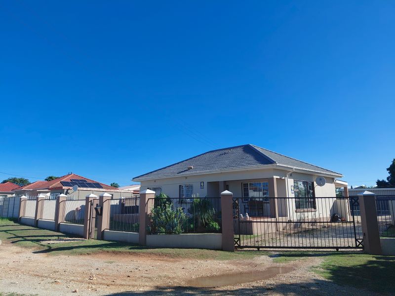 Spacious Family Home in Quiet Cul-de-Sac - Photo 3