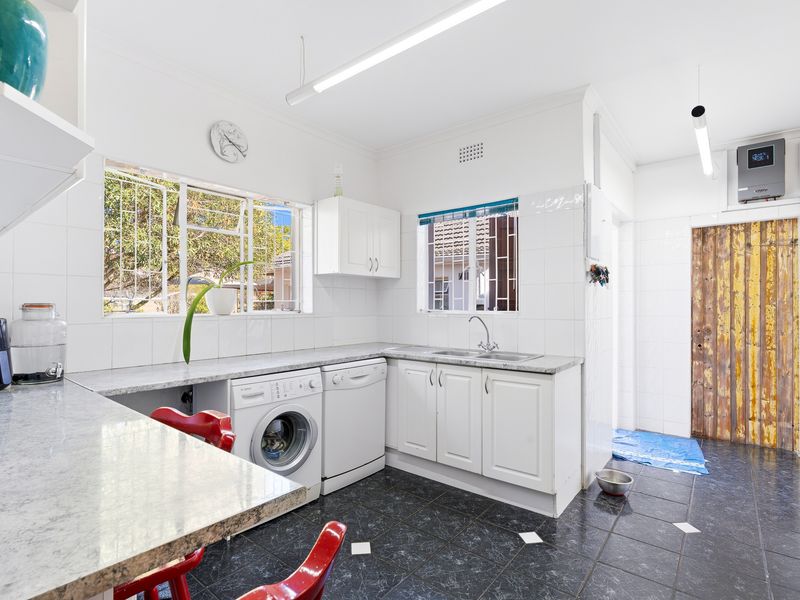 Prime Position in The Glens – Family Home with Flatlet - Photo 10